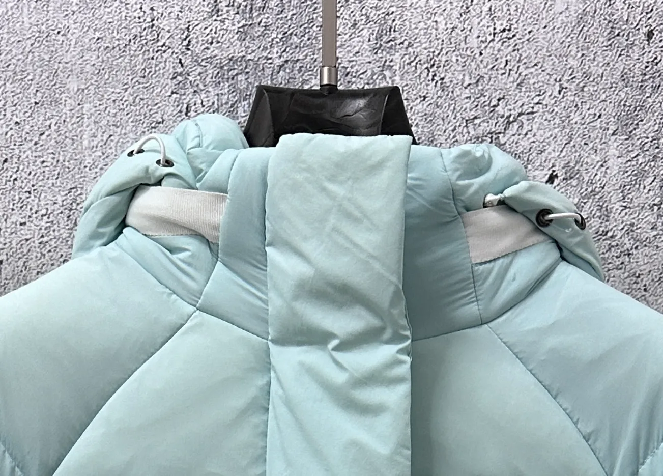 P740 【𝗖𝗔𝗡𝗔𝗗𝗔 𝗚𝗢𝗢𝗦𝗘】Capsule Series Macaron White Label Fabric: Made of soft EnduraLuxe fabric imported from DuPont, CORDURA, USA, which enhances the durability of easy-to-wear parts, is lightweight and durable; the liner is made of 400T anti-velvet gallbladder, which is comfortable, soft and non-velvet. : Equipped with a detachable hood, which can be adjusted in two directions, and is also filled with down, which brings greater softness and wrapping around the head and neck, and is full of warmth. This parka features white trim on the back and sides, and the hardware locks are all original and custom-made to match the muted fabric color. Goose label: The official website’s new series of silicone material labels, non-embroidery labels. Length: Fit hip-length. Size: XS-L